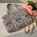 Capa floral azul escuro e rosa cenário