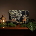 Capa iPad selva tropical noturna cenário dramático