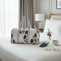 Duffle Bag papoilas roxas cenário quarto de hotel