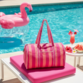 Duffle Bag riscas rosa coral cenário resort verão