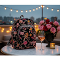 Mochila preta flores coloridas cenário noturno glamouroso