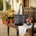 Tiffin Bag azul escura flores cenário varanda colonial